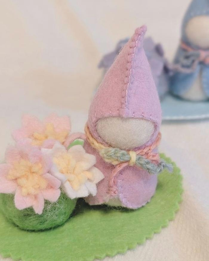 ピンクの帽子のこびとさんと、フェルトの花